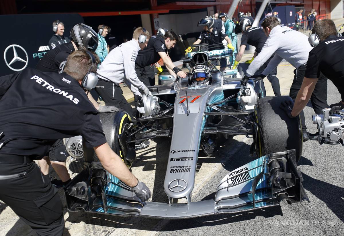 $!Rosberg visitó los pits