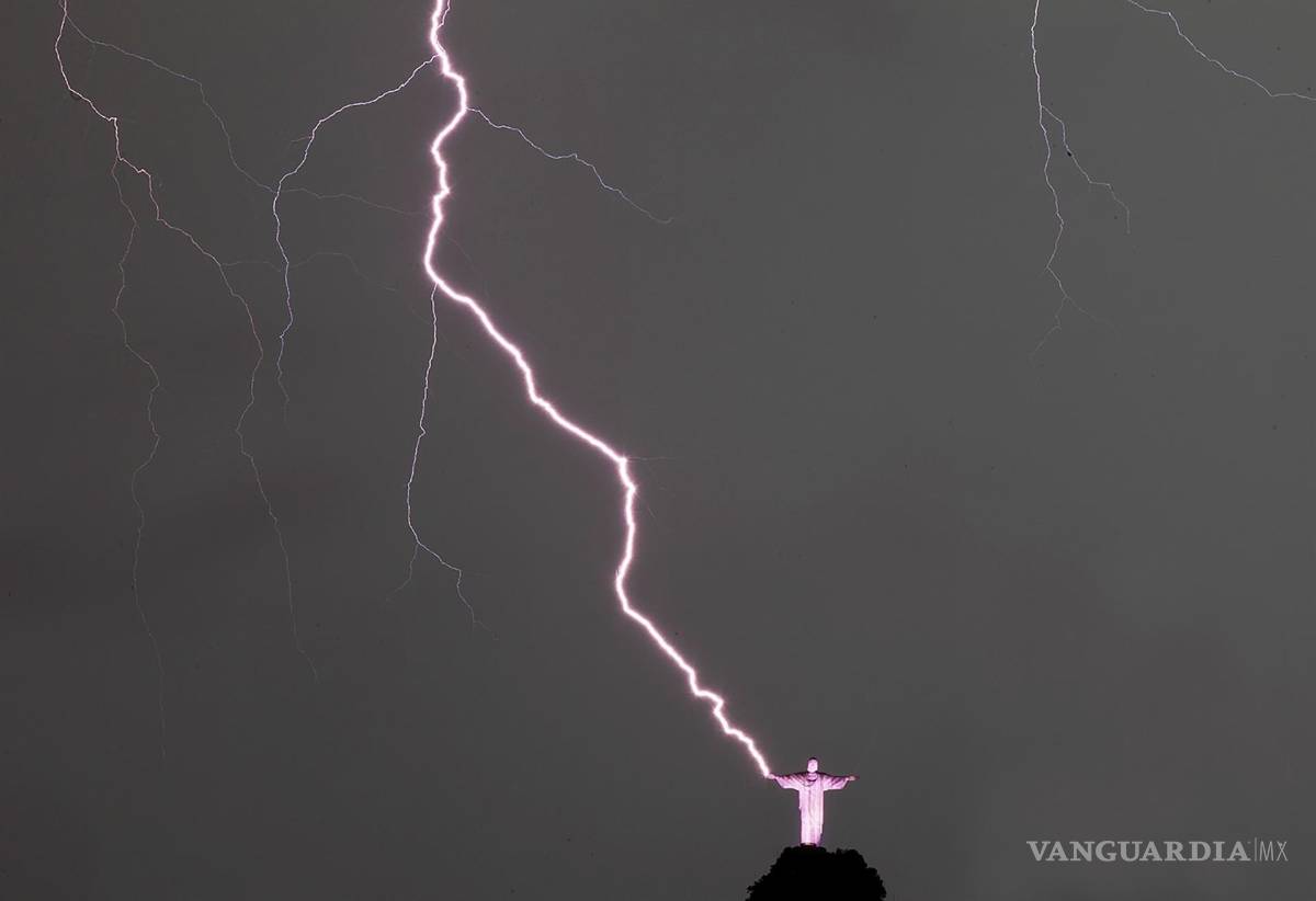 $!Fotografía de archivo fechada el 16 de enero de 2014 que muestra un rayo cayendo sobre la estatua del Cristo Redentor, en Río de Janeiro (Brasil). EFE/Antonio Lacerda