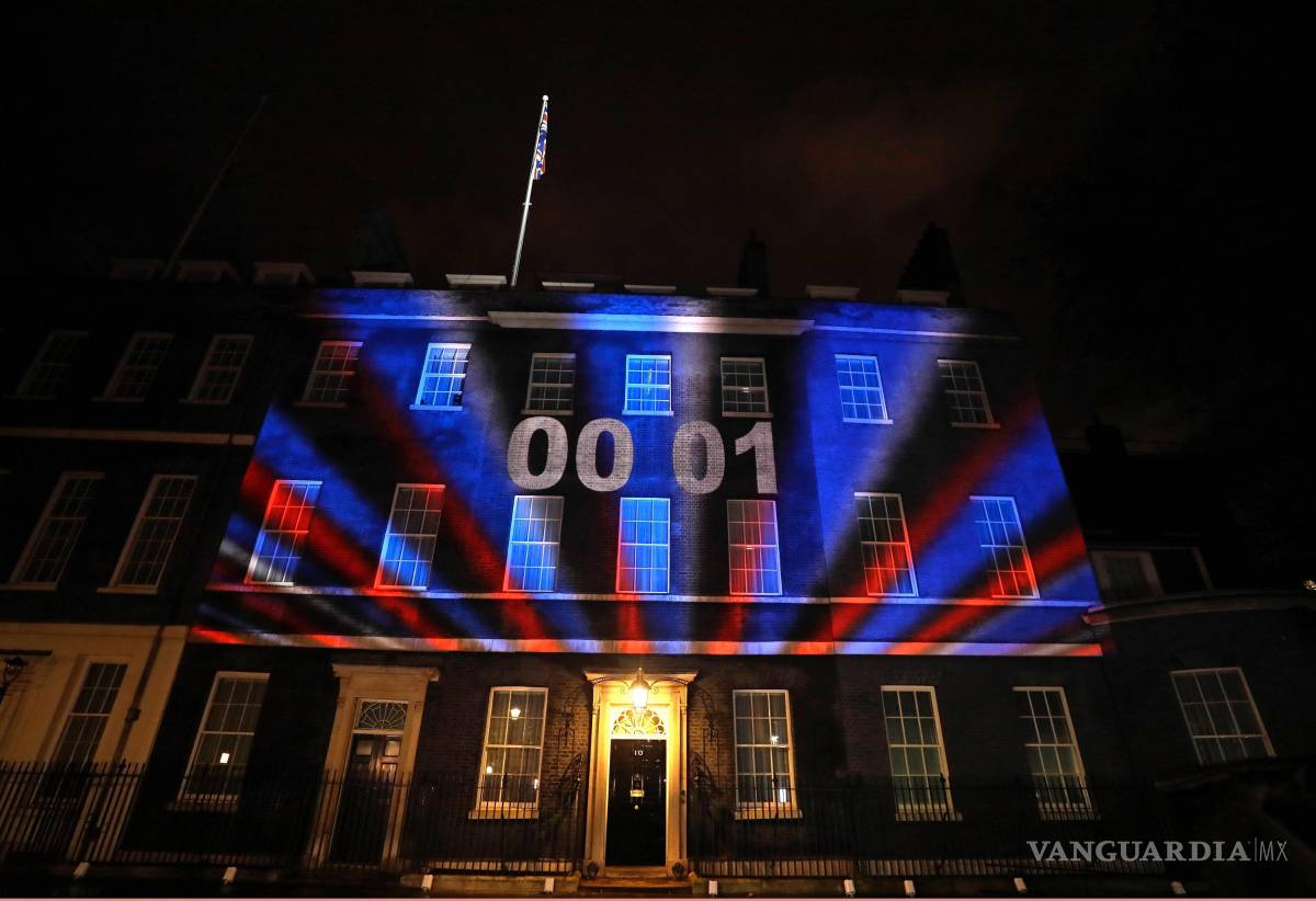 $!Un temporizador de cuenta regresiva para el Brexit y los colores de la bandera de la Unión Británica iluminan el exterior del número 10 de Downing Street.