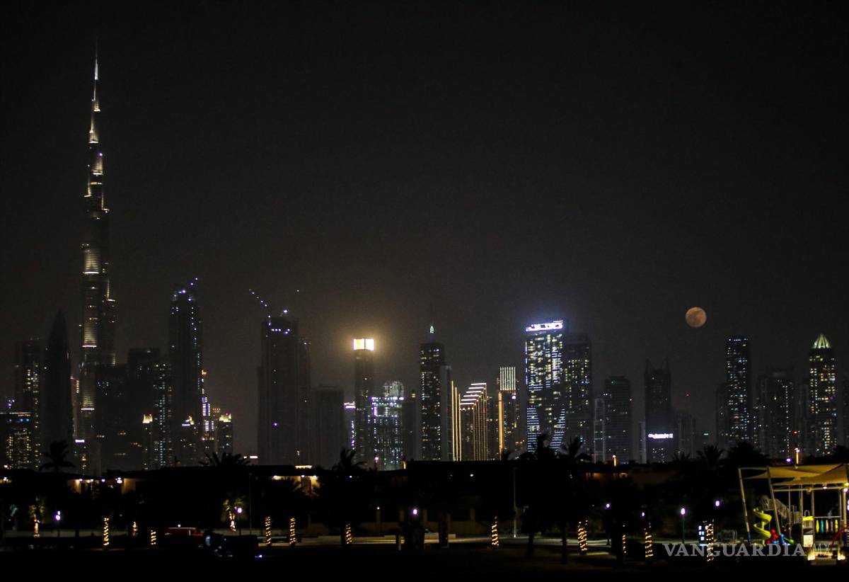$!La Superluna denominada ‘Strawberry Supermoon’ se eleva en el cielo del emirato del Golfo de Dubái, Emiratos Árabes Unidos.