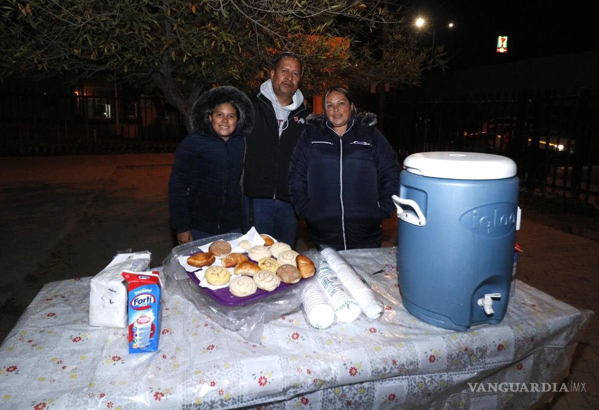 $!Patricia Hernández, tras superar una cirugía, cumple su promesa de gratitud compartiendo comida con quienes atraviesan momentos difíciles en el hospital.