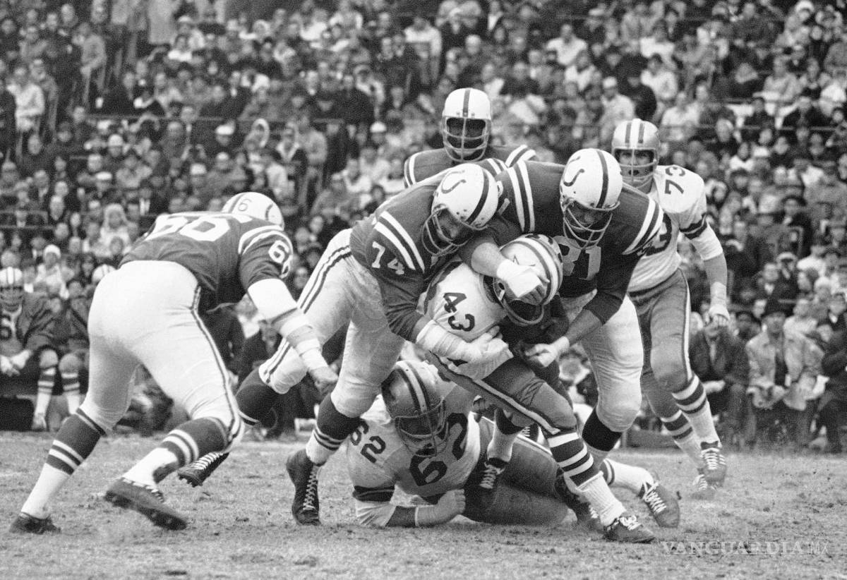 $!Don Perkins de los Dallas Cowboys es derribado por Billy Ray Smith (74) y Ordell Braase (81) de los Baltimore Colts el 3 de diciembre de 1967.
