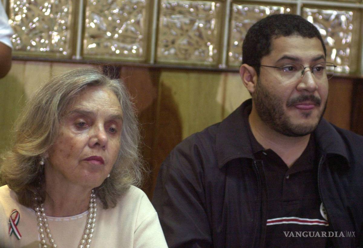 $!12ABRIL2005. Elena Poniatowska y Martí Batres anunciaron algunas de las acciones ante el desafuero de Andrés Manuel López Obrador.