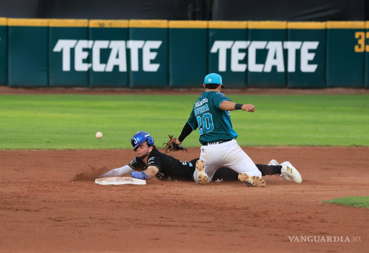 $!El tercer juego de la serie en Saltillo ofreció una montaña rusa de emociones y carreras.