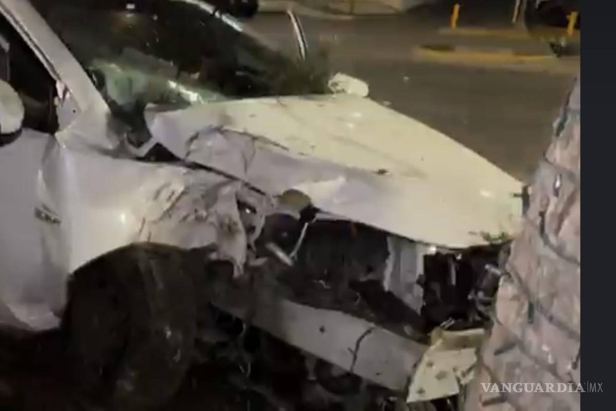 Joven choca contra árbol en principal bulevar de Saltillo, paramédicos descartan lesiones de gravedad