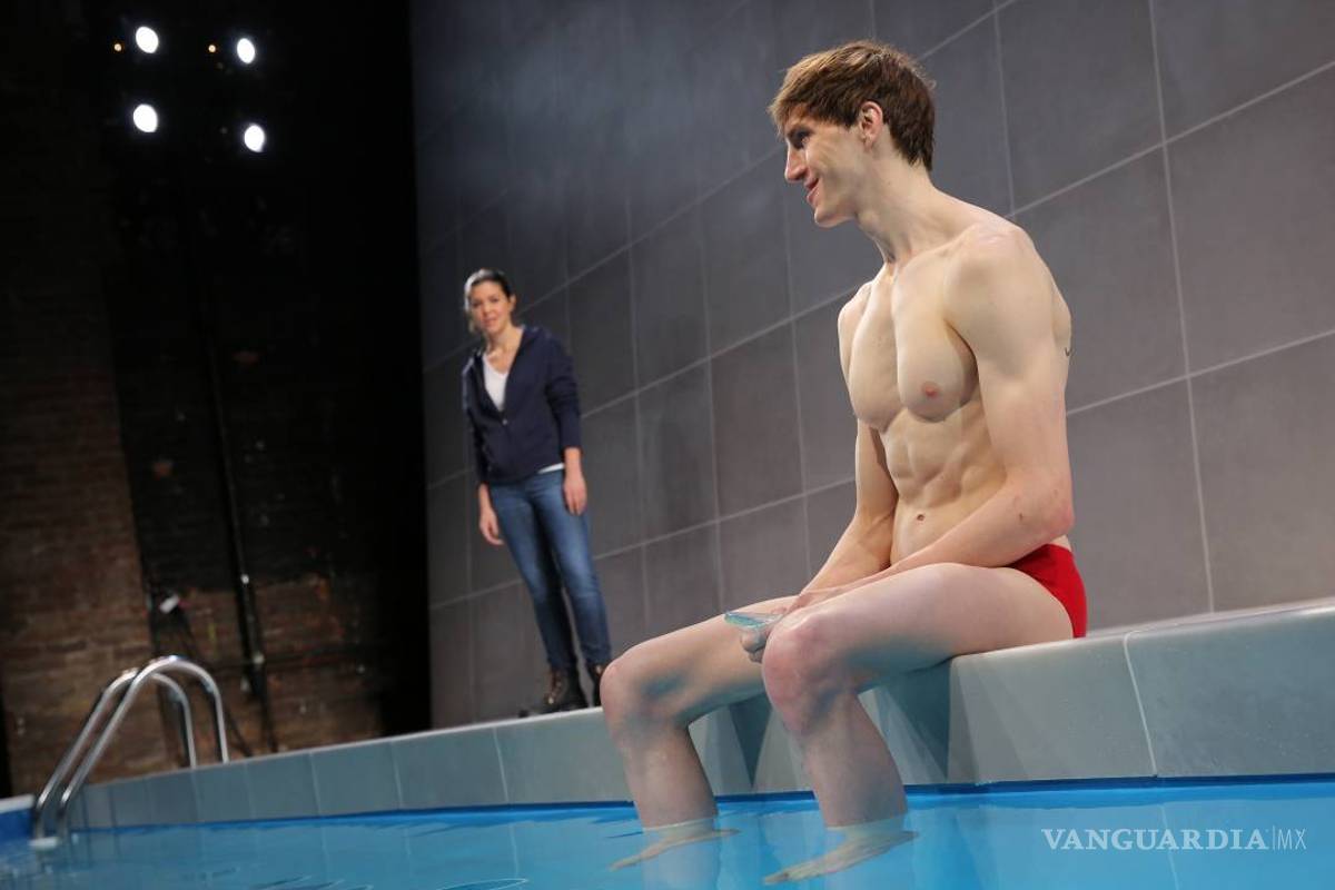 &quot;Red Speedo” invita al público echar a volar su imaginación