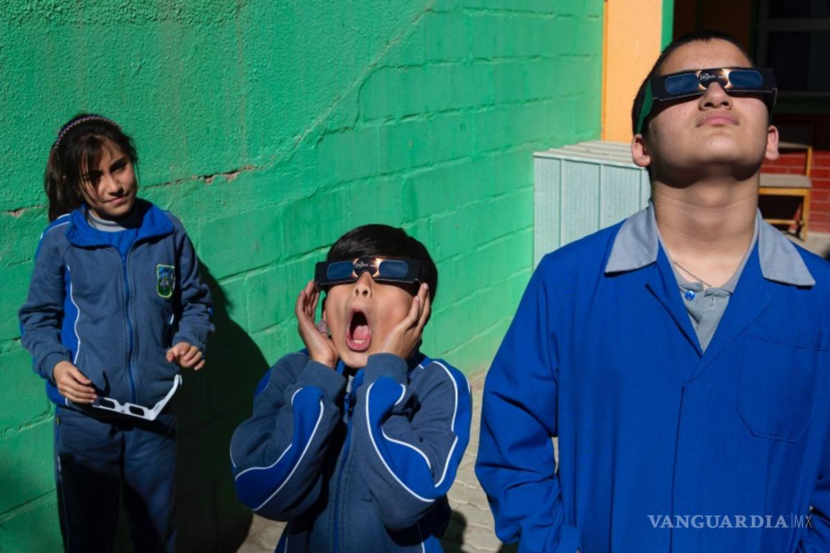 Miles de turistas, chilenos y extranjeros a la espera para presenciar el eclipse solar hoy en Chile