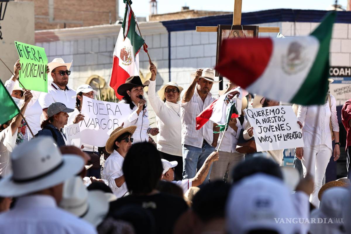 $!Los dos contingentes, uno desde la Plaza de las Ciudades Hermanas y otro desde la Alameda Zaragoza, confluyeron en la Plaza de la Nueva Tlaxcala para concluir la protesta.