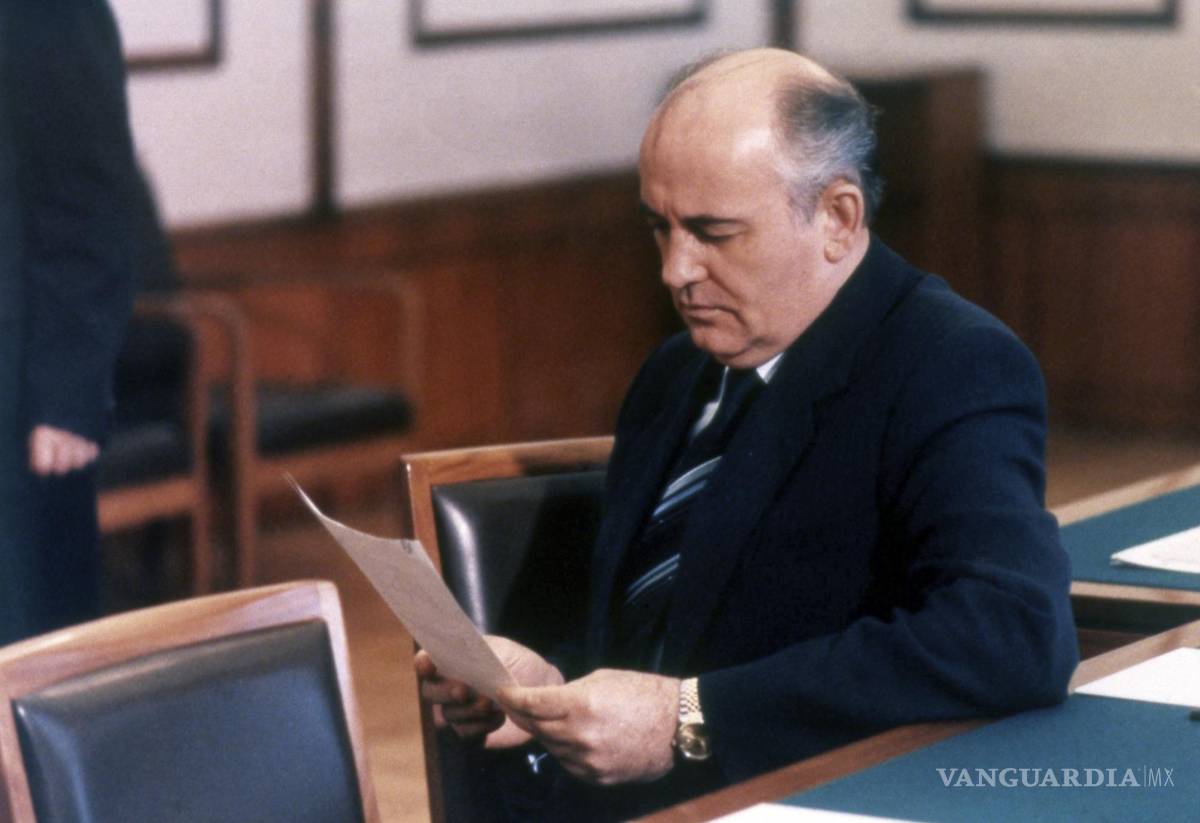 $!Mikhail S. Gorbachev, quien se convirtió en el nuevo líder soviético tras la muerte del presidente Constantin Chernenko en su oficina del Kremlin en mayo de 1985.