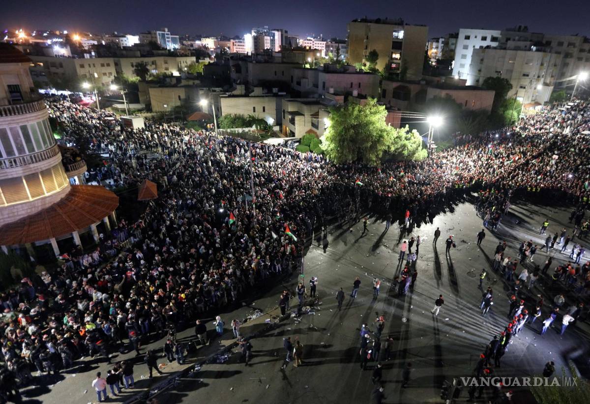 $!Manifestantes ondeaban banderas palestinas en una manifestación cerca de la embajada de Israel tras un ataque al hospital de Gaza, en Ammán, Jordania.
