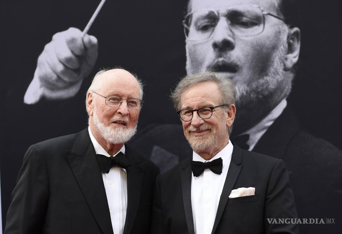 $!El compositor John Williams, a la izquierda, y el director Steven Spielberg posan en una gala de AFI en honor a Williams en Los Ángeles, el 9 de junio de 2016.