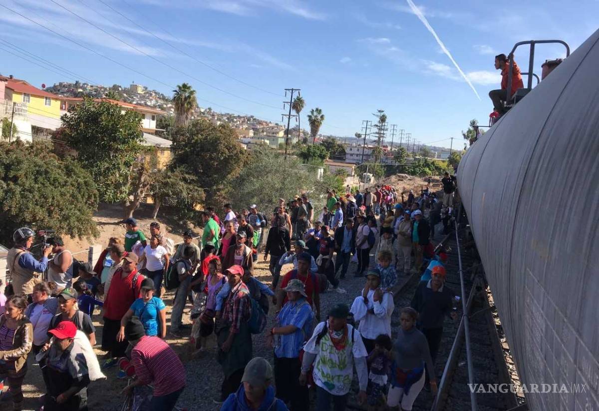 $!Estalla violencia en cruce Tijuana-San Diego; agentes de EU lanzan gas lacrimógeno a migrantes