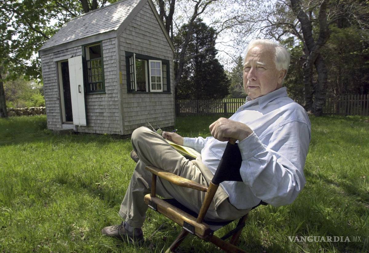 $!El historiador y autor David McCullough en su casa en Martha's Vineyard en West Tisbury, Massachussets, el 12 de mayo de 2001.