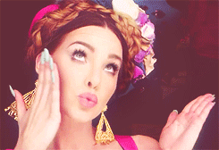 $!Podría ser peligroso partir manzanas con la cabeza como Belinda