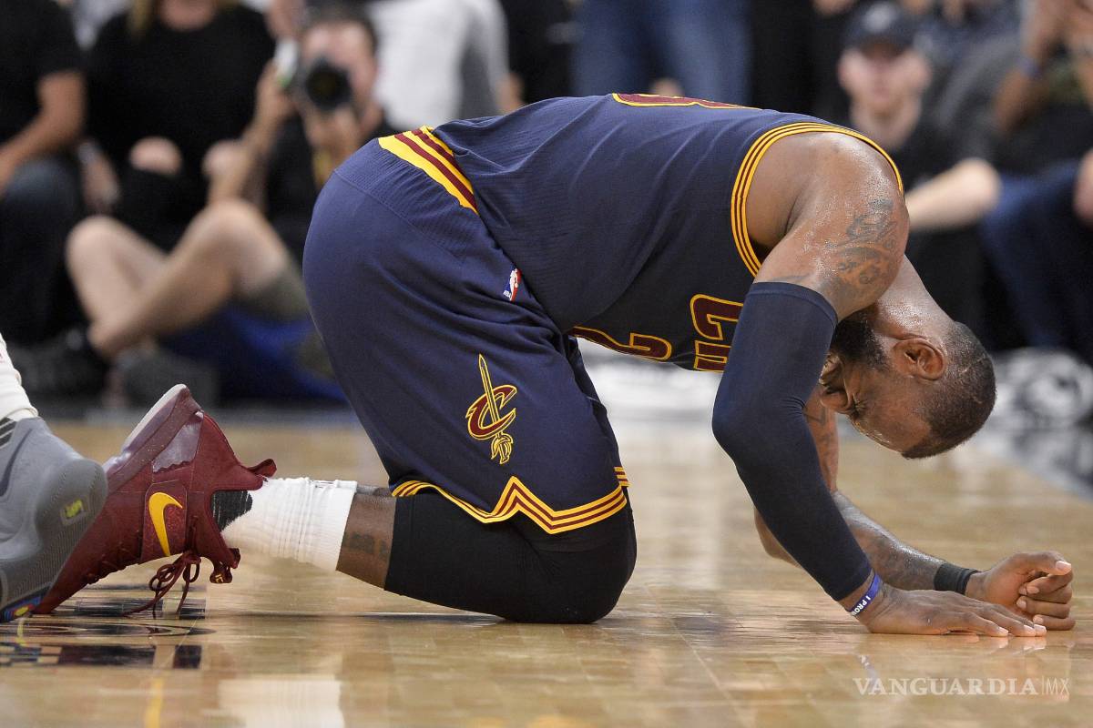 Tras golpe a LeBron, resurge el dilema: ¿descanso o no?