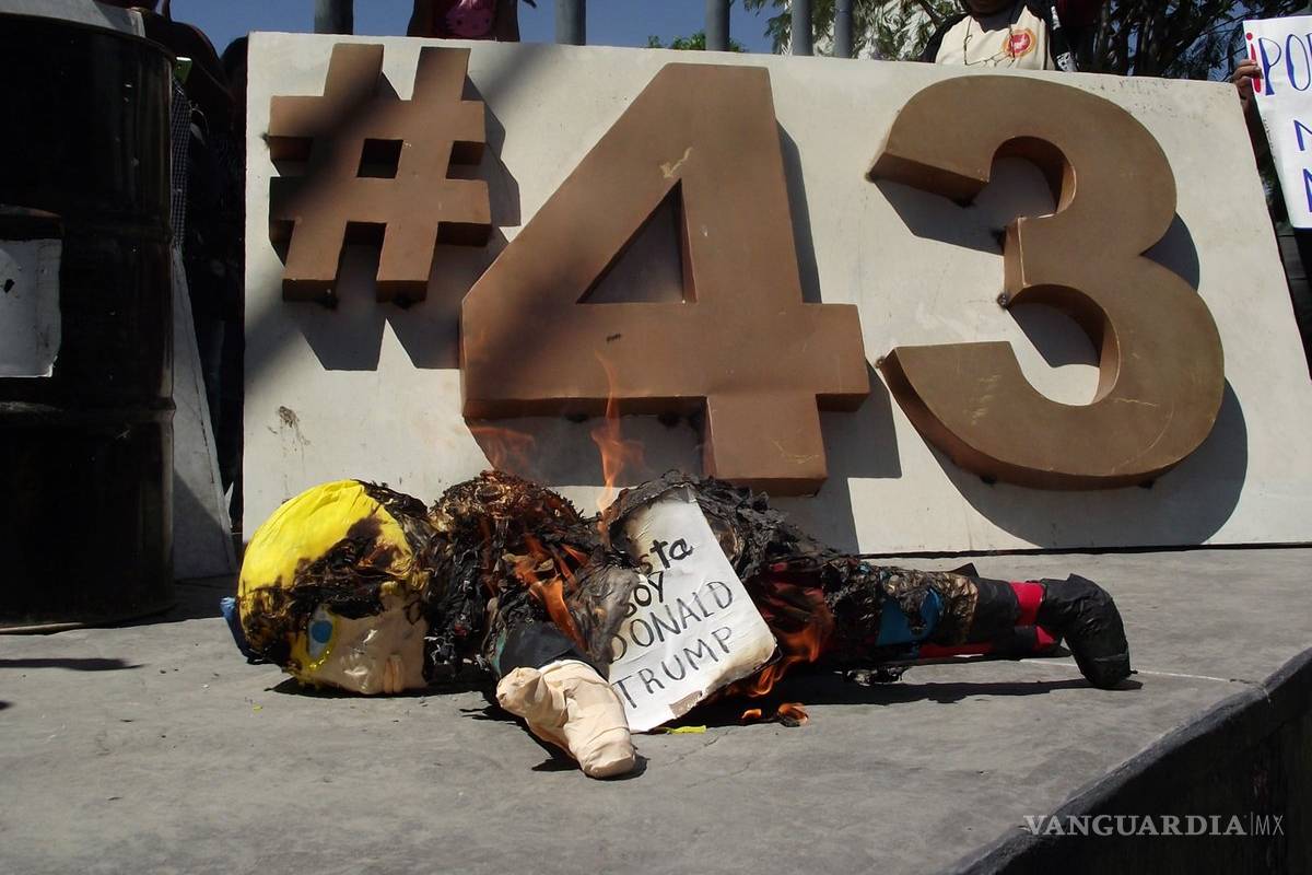 Durante manifestación por los 43 normalistas queman una piñata de Donald Trump
