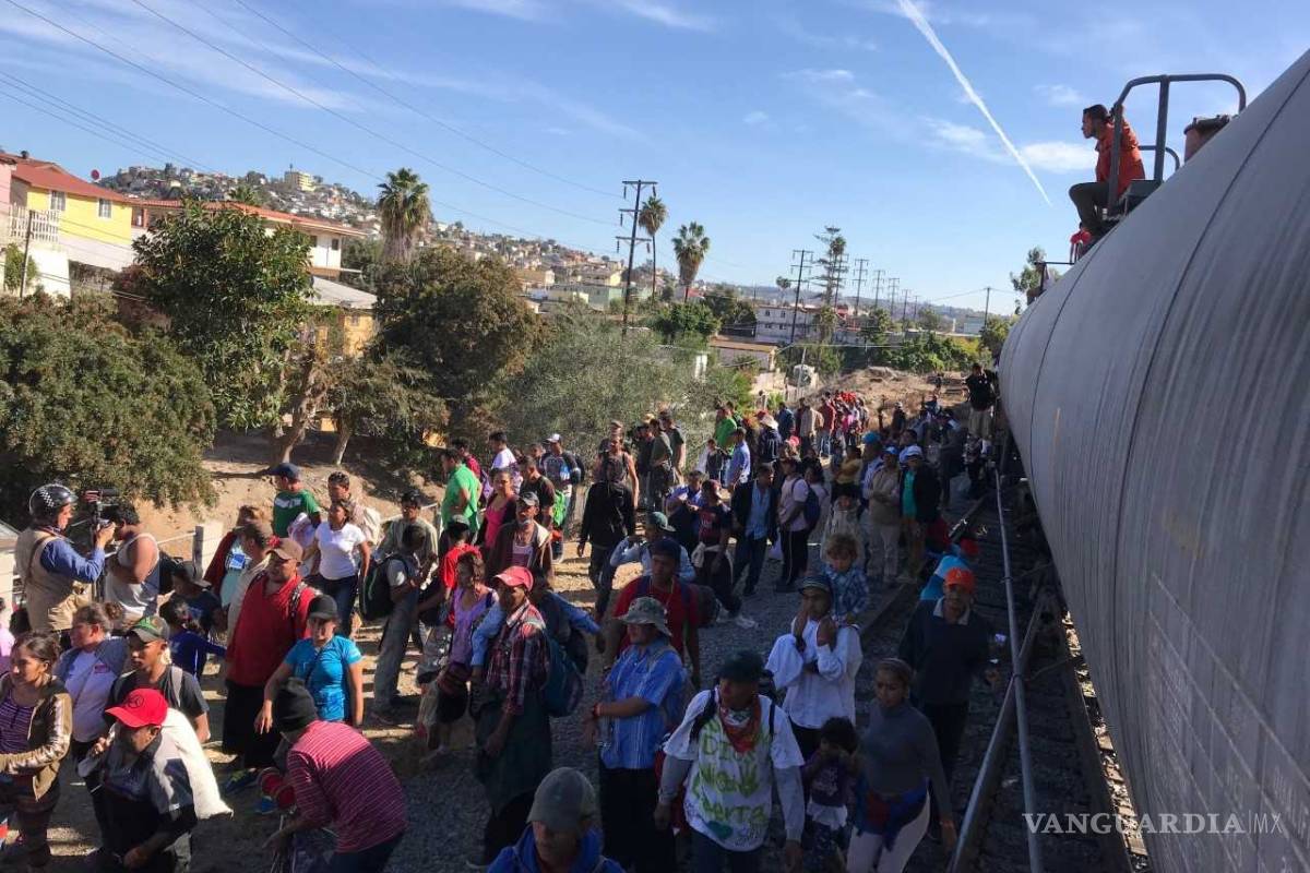 $!Estalla violencia en cruce Tijuana-San Diego; agentes de EU lanzan gas lacrimógeno a migrantes