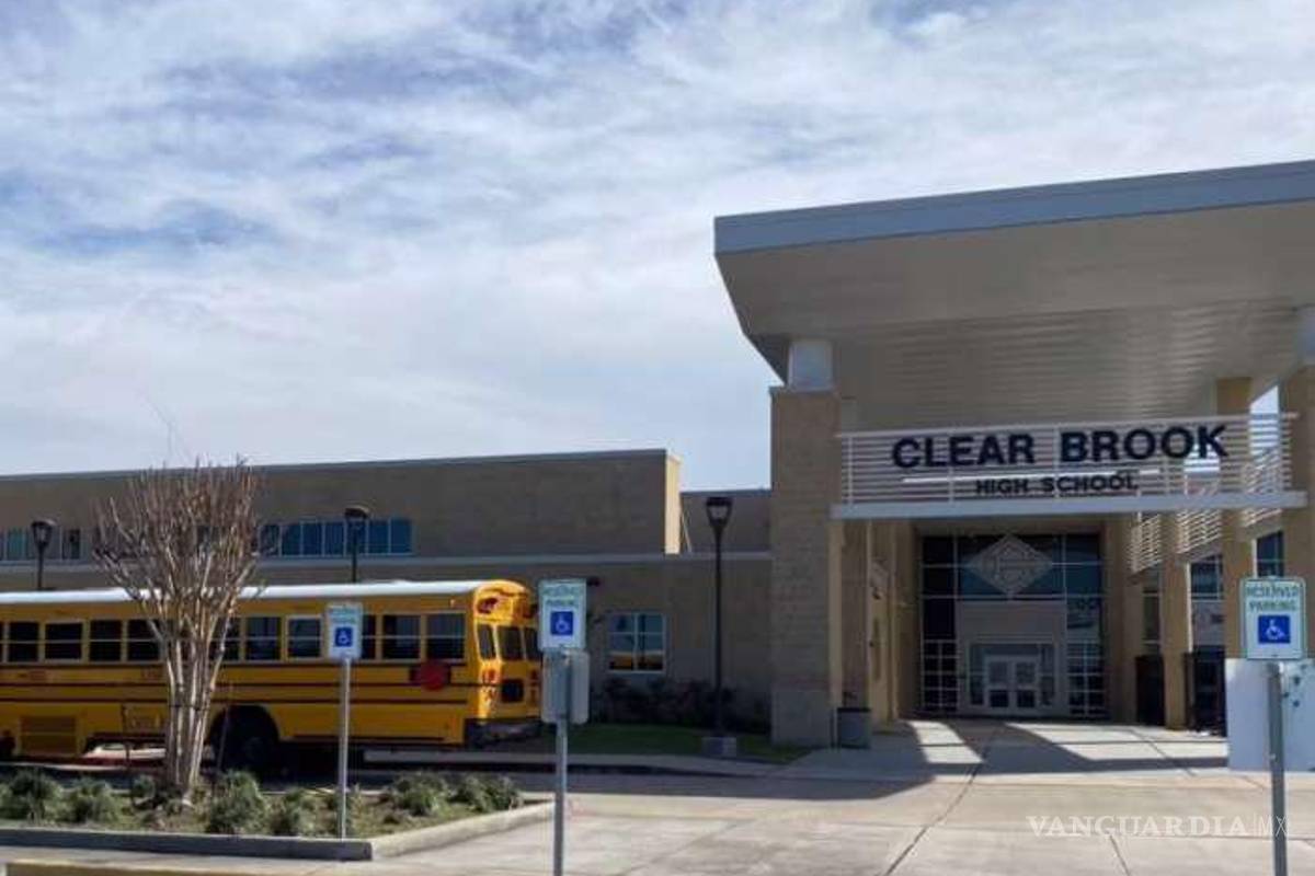 Arrestan a estudiante de Texas que tenía armas y municiones en su vehículo