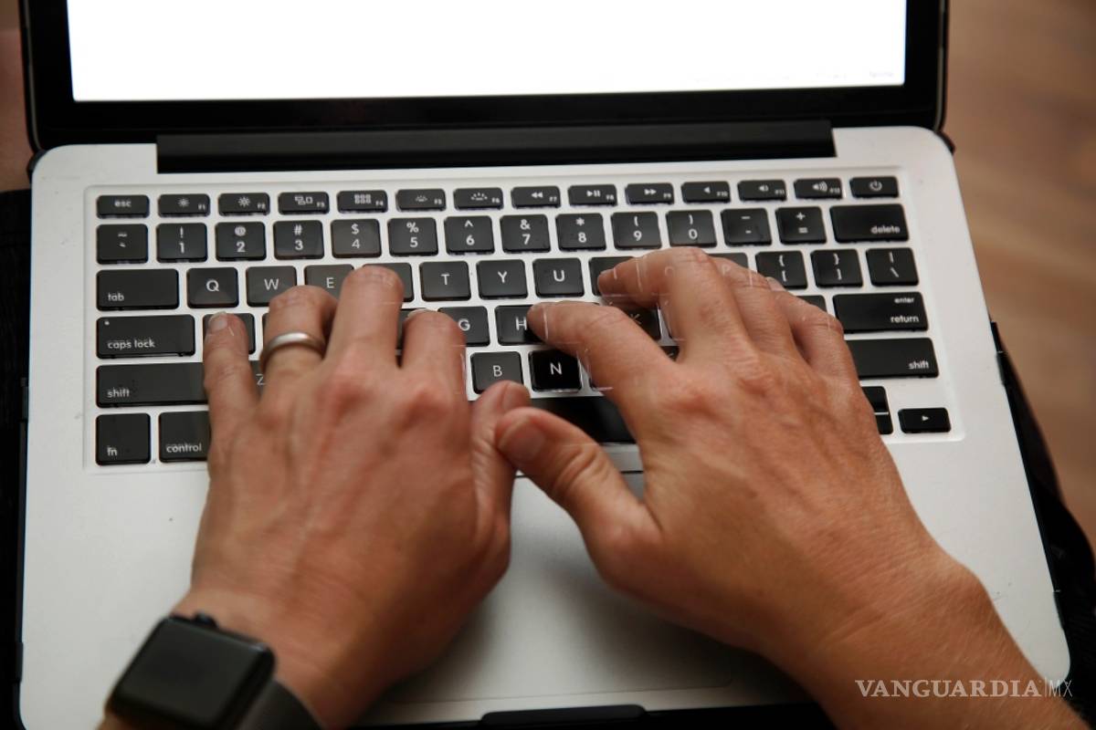 Si viaja a EU por avión no lleve ni su laptop ni su tablet