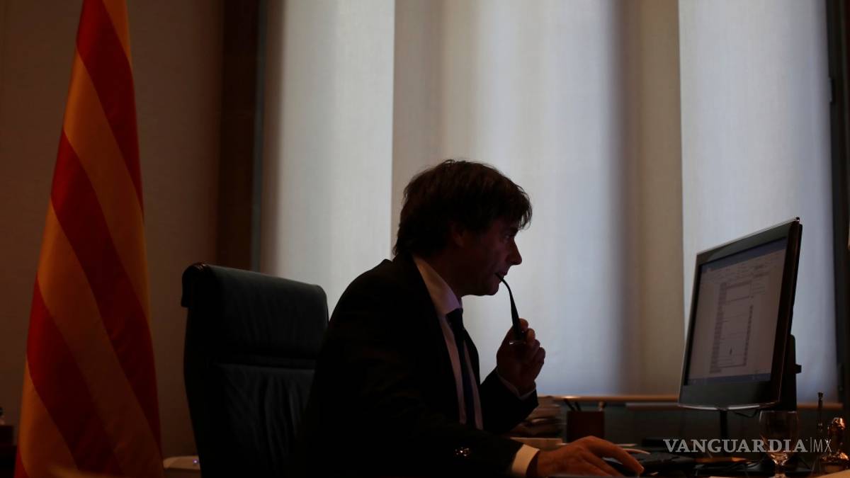 Crece la expectación en Cataluña, discurso de Puigdemont se retrasa