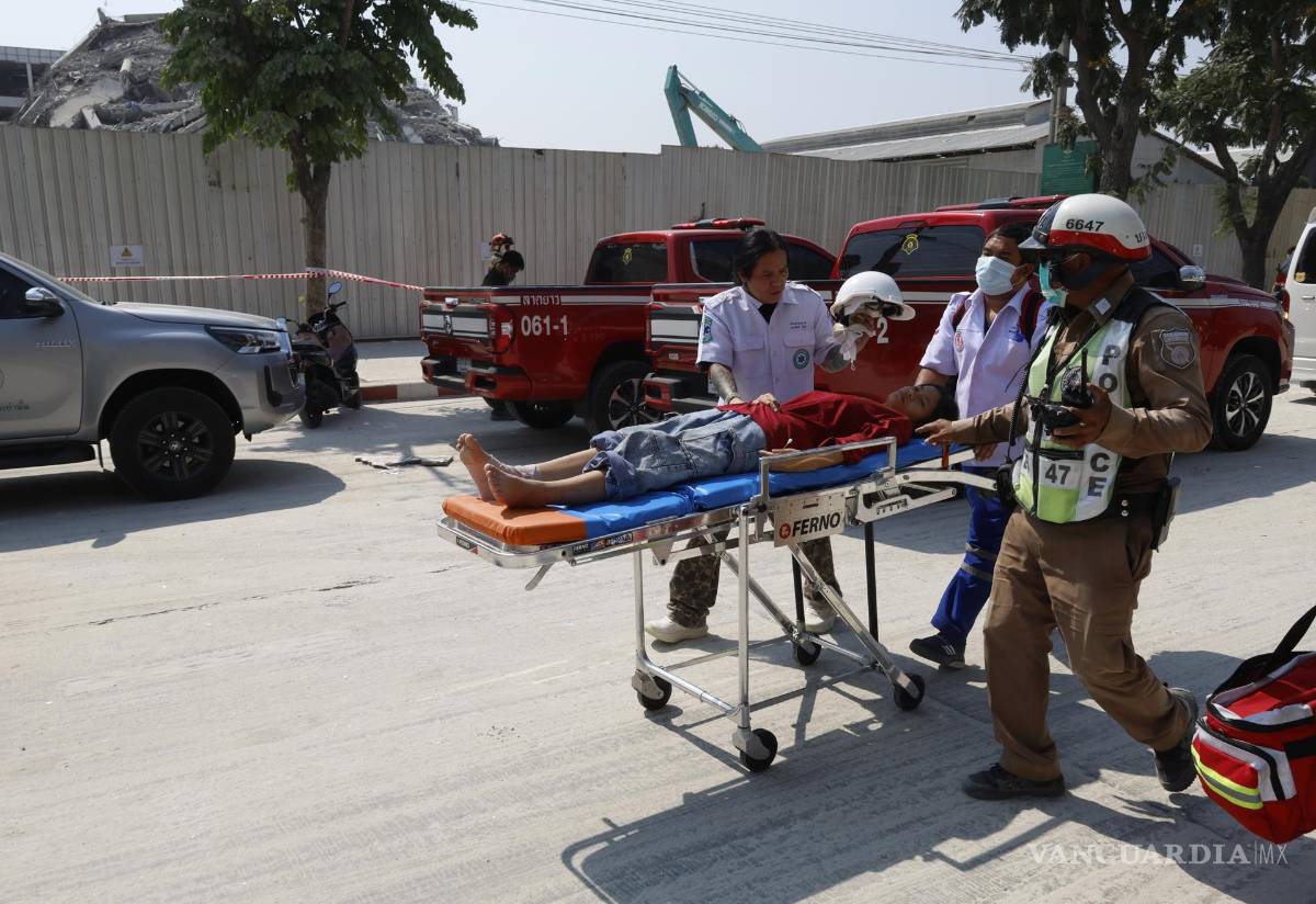 $!Los heridos fueron evacuados del lugar del derrumbe de un edificio tras un terremoto en Bangkok, Tailandia, el 28 de marzo de 2025. Un terremoto de magnitud 7,7 sacudió Myanmar, según el Servicio Geológico de Estados Unidos (USGS), y se sintieron temblores en la vecina Tailandia.