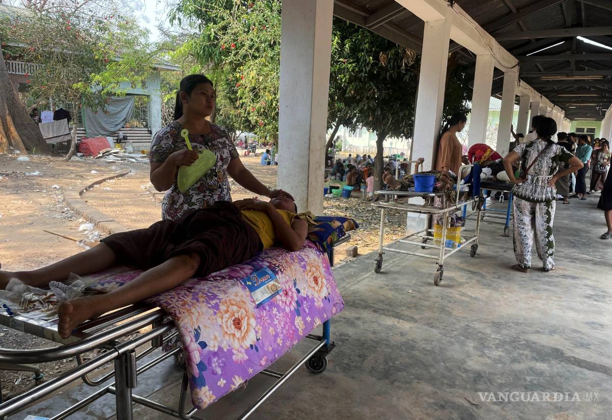 $!Los heridos son atendidos en un hospital tras el terremoto en Naypyidaw, Myanmar.
