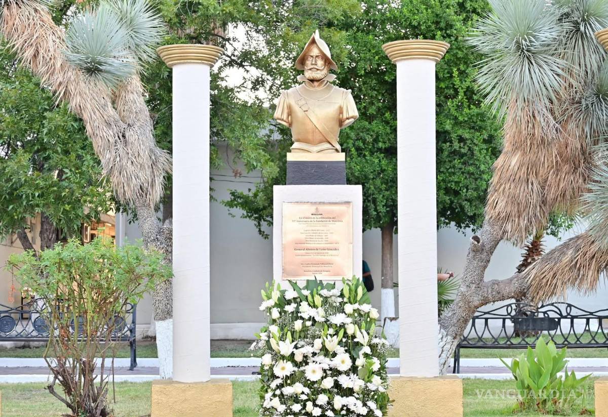 $!Una ofrenda floral fue colocada ante el monumento al general Alonso de León, fundador de Monclova.
