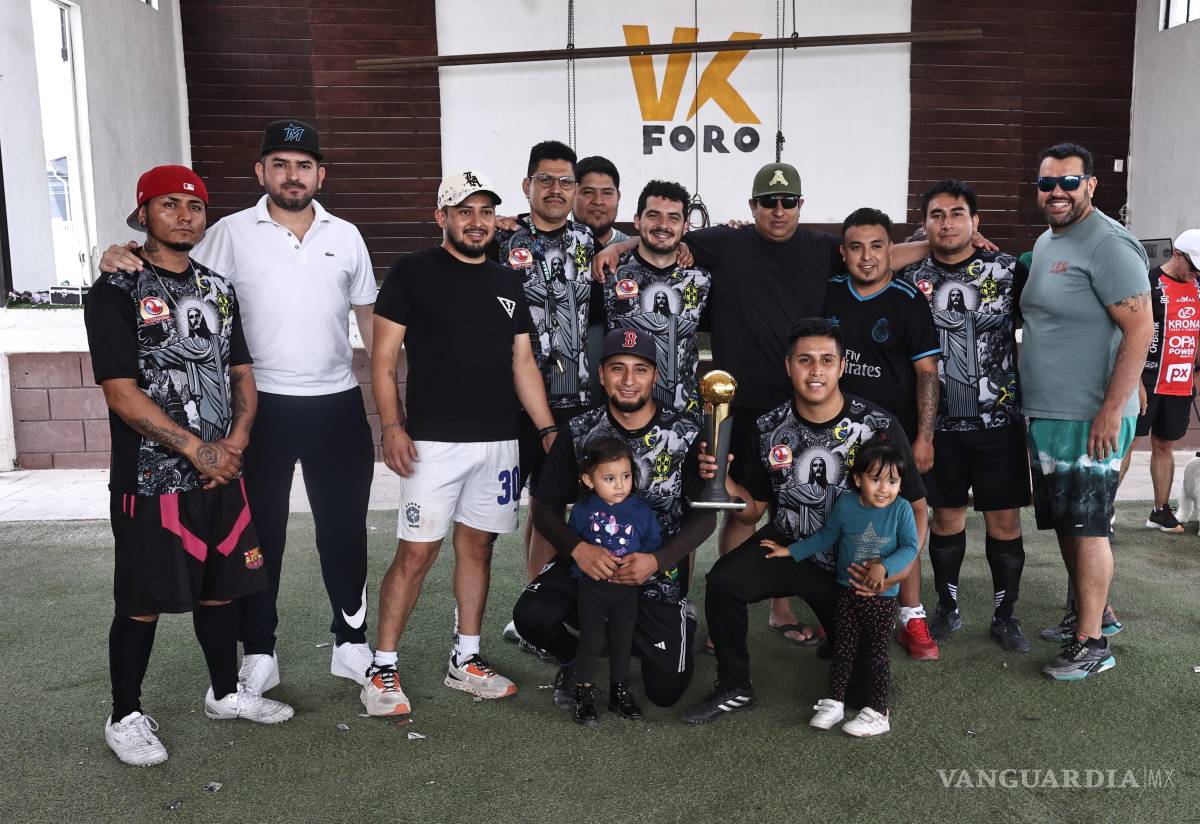 $!Guerreros de Mantenimiento, equipo que logró el tercer puesto, posa con su trofeo y familiares.
