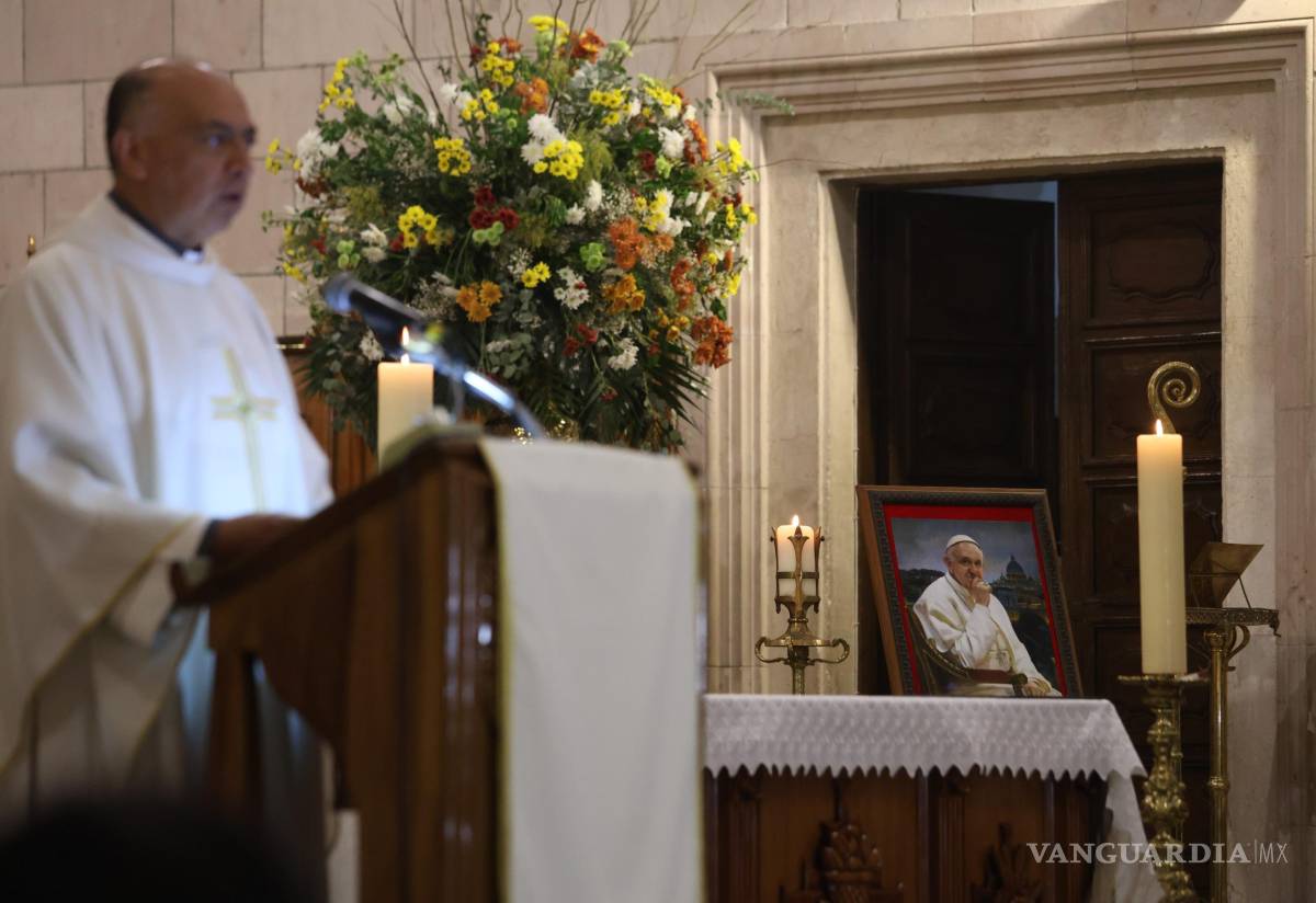 $!El Vicario General de la Diócesis de Saltillo, Manuel Fernando Pachicano, lidera el novenario en memoria del Papa Francisco.