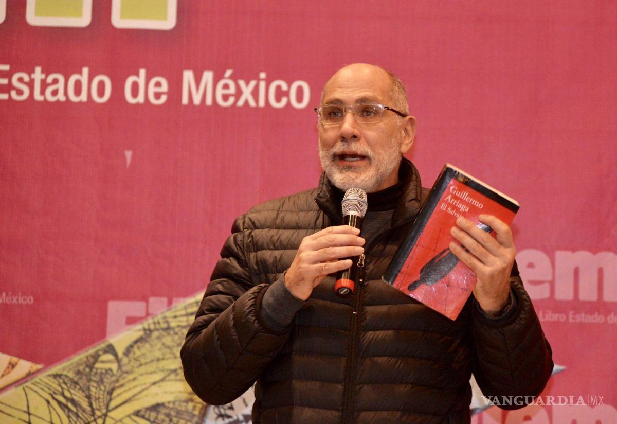 $!Imagen del 01 de octubre de 2018.-El escritor y cineasta mexicano Guillermo Arriaga, presentó su libro “El Salvaje” como parte de las actividades de la Feria Internacional del Libro del Estado de México, en donde compartió varias experiencias con el público asistente. Cuartoscuro/Artemio Guerra