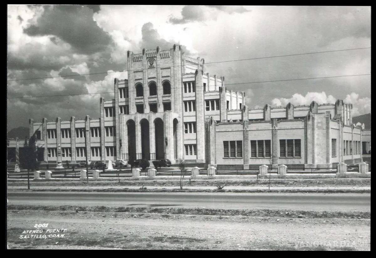 $!El Ateneo Fuente, joya arquitectónica de los años 30, ha sido cuna de generaciones de estudiantes en la capital coahuilense.