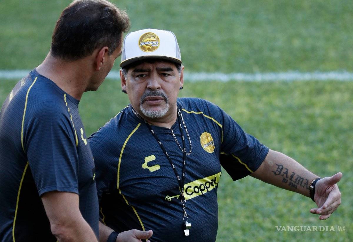 $!Maradona muestra sus mejores pases de baile en la práctica de Dorados