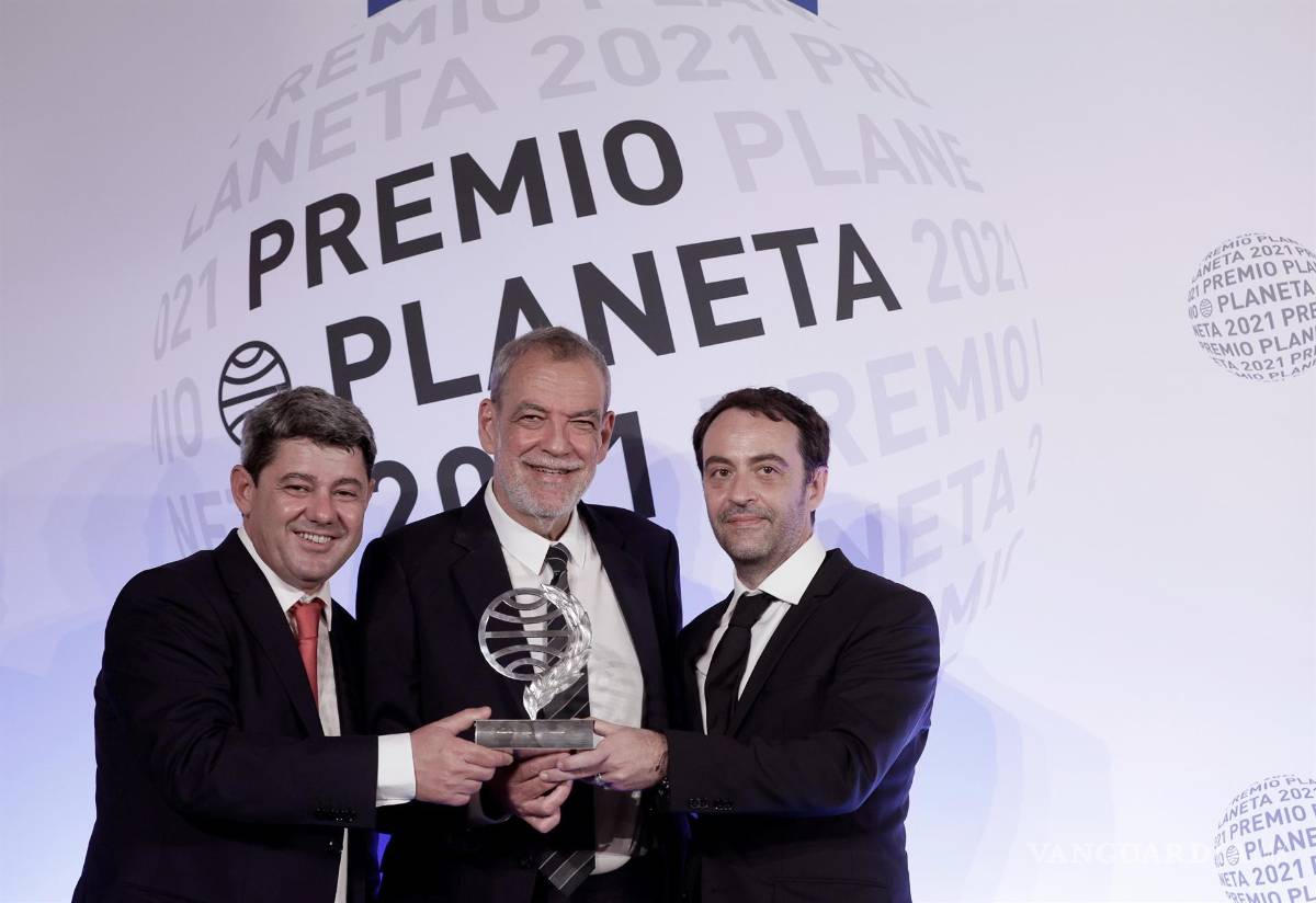 $!Los guionistas y escritores (i-d) Antonio Mercero, Jorge Díaz y Agustín Martínez, autores de la novela “La Bestia” presentado bajo el seudónimo de Carmen Mola, tras recibir el Premio Planeta de Novela durante el acto de entrega celebrado hoy viernes en Barcelona. EFE/Quique García
