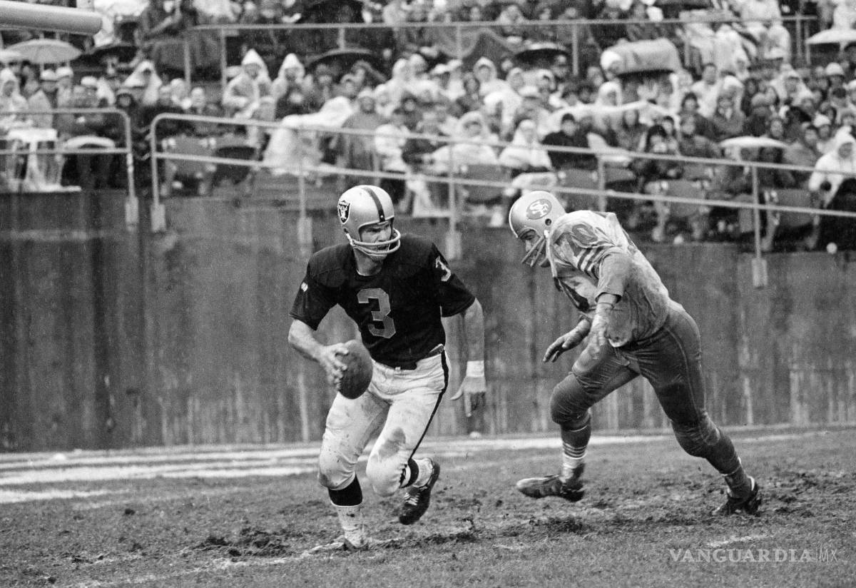$!El quarterback de los Oakland Raiders, Daryle Lamonica (3), se apresura a salir del camino de Charley Kreuger de los San Francisco 49ers , el 21 de diciembre de 1970.