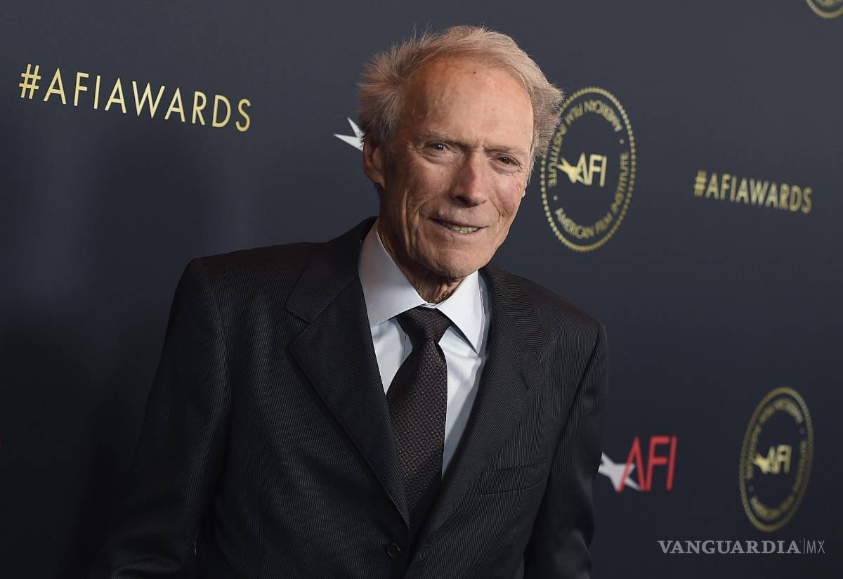 $!Clint Eastwood llega a los Premios AFI el 3 de enero de 2020 en Los Ángeles. “A Fistful of Dollars” un emblemático western protagonizado por Eastwood fue doblado al idioma navajo. AP/Jordan Strauss/Invision