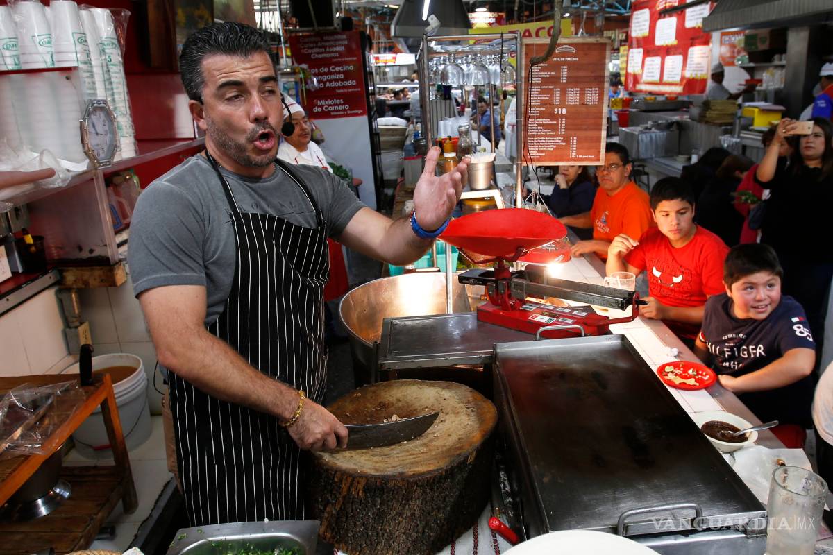 Entre aguacates, tomates y cebollas, cantantes de ópera amenizan las compras en mercados en la Ciudad de México