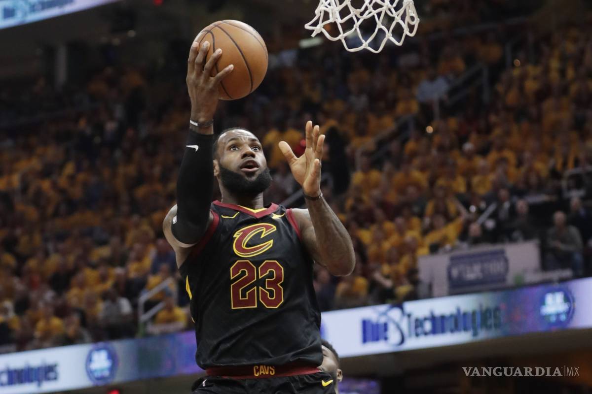 LeBron levanta a los Cavs y humillan por 30 puntos a los Celtics