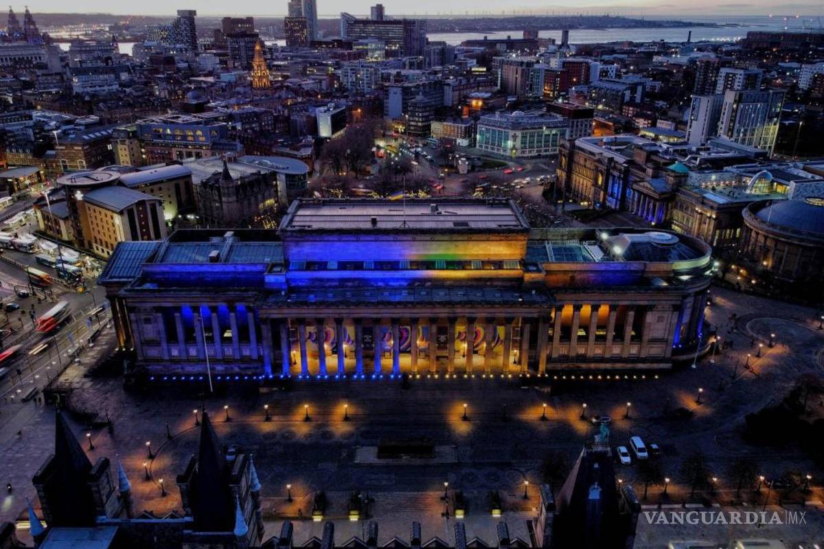 Por el aniversario del primer año de la guerra en Ucrania, instituciones y monumentos se iluminan de bandera ucraniana