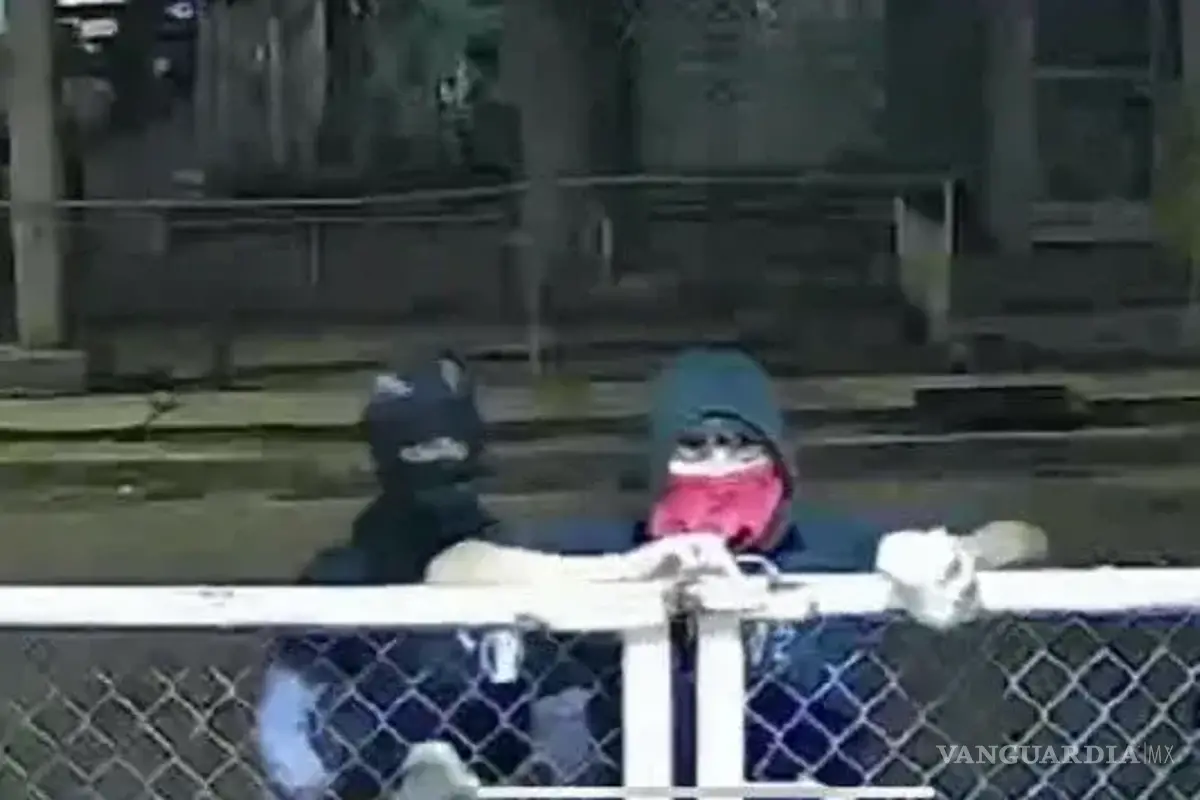 $!Cámaras de seguridad captaron a tres sujetos encapuchados intentando dañar la vivienda en la colonia 2 de Agosto.