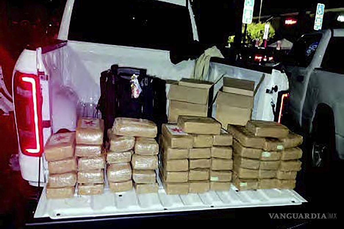 $!Esta fotografía sin fecha proporcionada por el Fiscal de Distrito de Estados Unidos muestra drogas confiscadas apiladas en la caja de un camión.