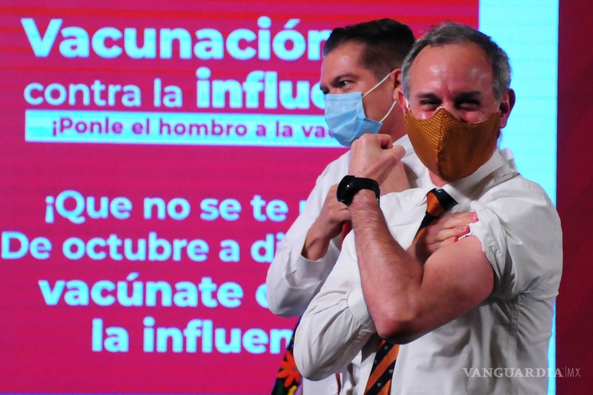 Inicia campaña contra la influenza: aplican la vacuna a López-Gatell y Zoé Robledo