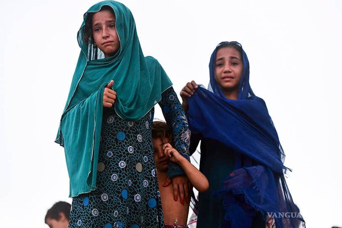 Talibanes llaman a mujeres a participar en gobierno de Afganistán