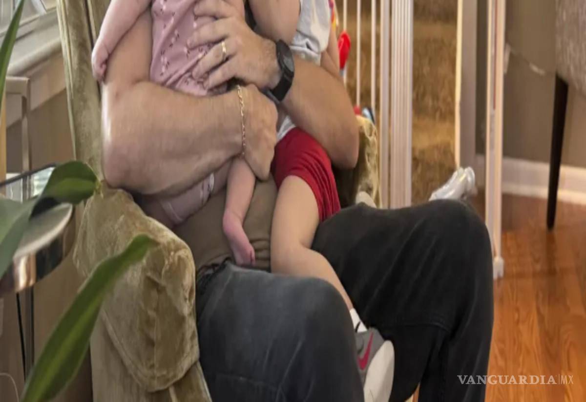 $!El veterano de marines Adrian Clouatre abraza sus hijos en su casa en Baton Rouge, Luisiana; su esposa fue detenida por agentes del ICE imafgen del 25 junio 2025