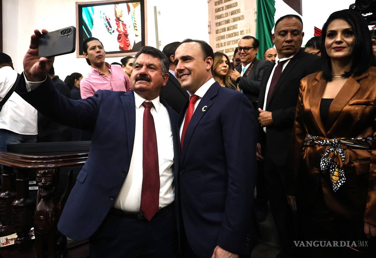 $!Manolo Jiménez fue abordado por los asistentes a su informe, quienes reconocieron su trabajo en estos dos años.