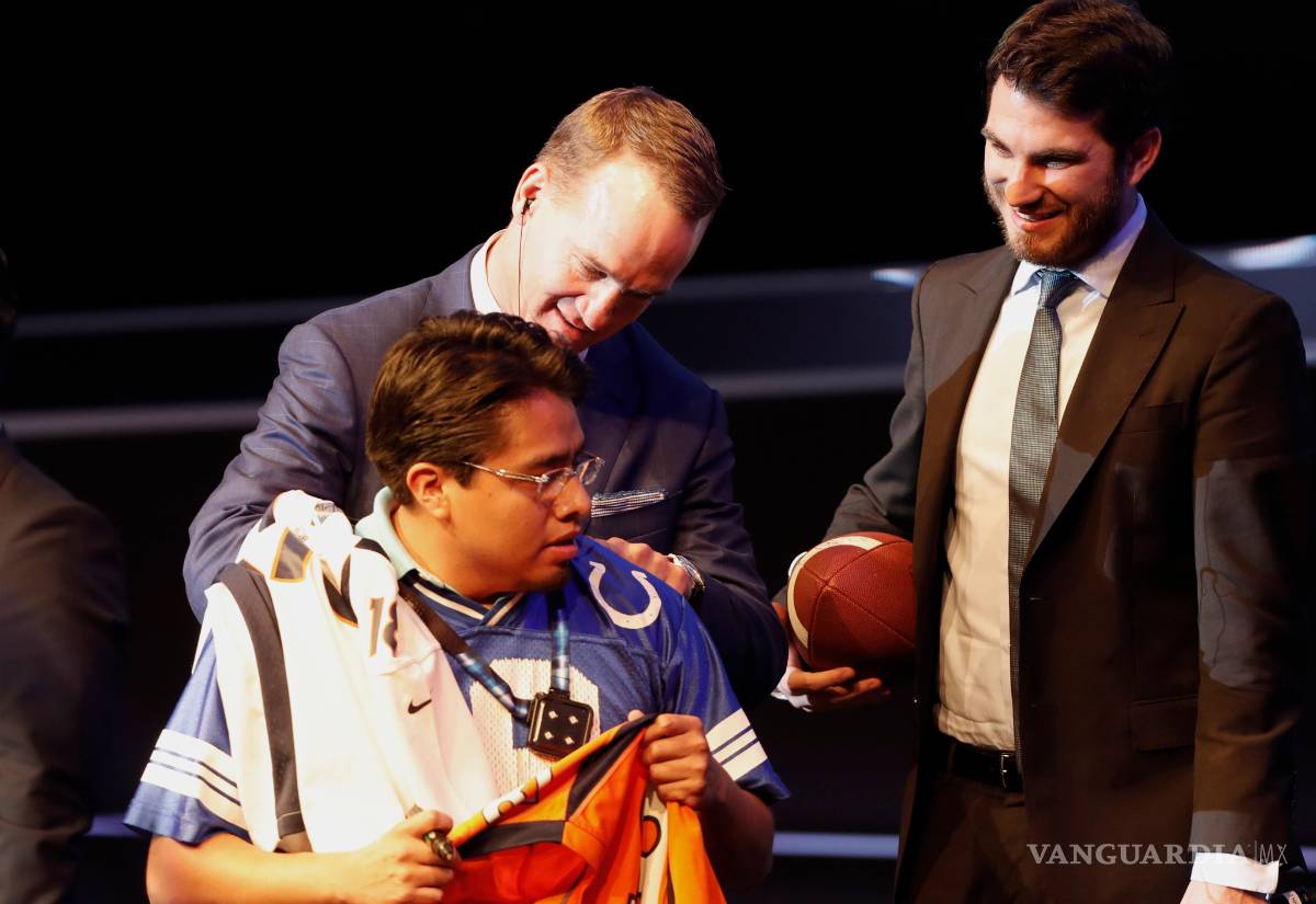 $!Peyton Manning pide a estudiantes destacados de México que no se rindan