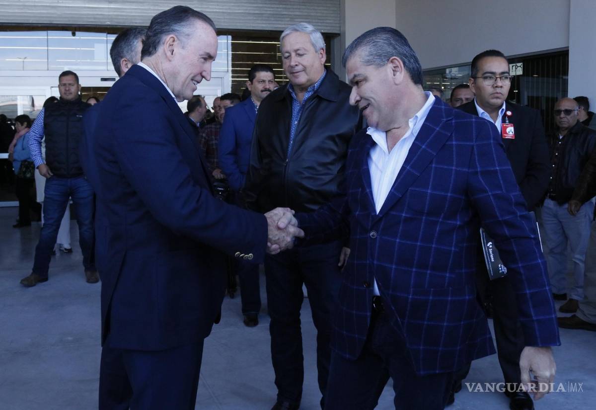 $!El gobernador Miguel Ángel Riquelme, quien saluda a Ricardo Martín Bringas, destacó el crecimiento de Soriana.