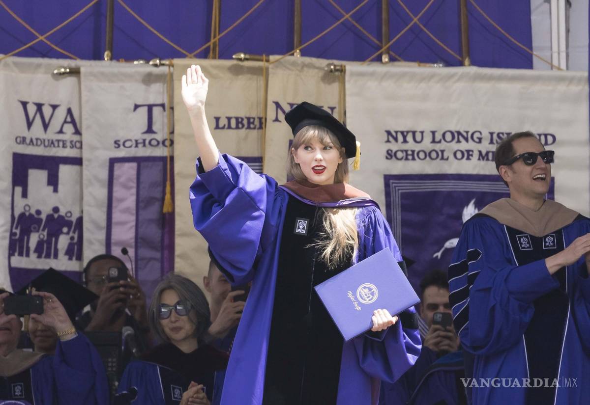 $!Al término de su discurso, Swift saludó a los presentes.