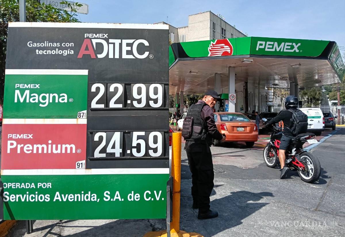 $!Durante los primeros días del año se han registrado incrementos en los precios de la gasolina de alto octanaje. En una gasolinera de Pemex se oferta la Magna $22.99 y la Premium $24.59, ubicada en la alcaldía Miguel Hidalgo.