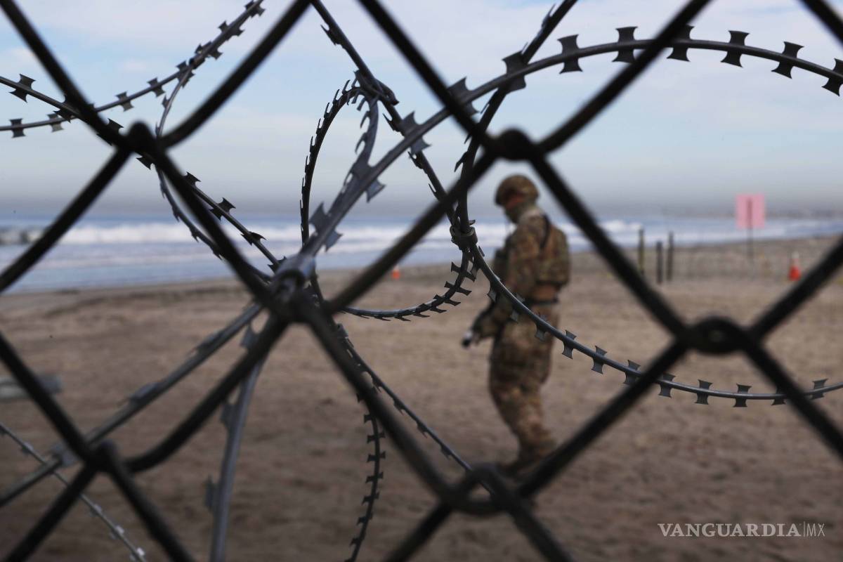 Militares estadounidenses y un muro frenan a migrantes en Tijuana