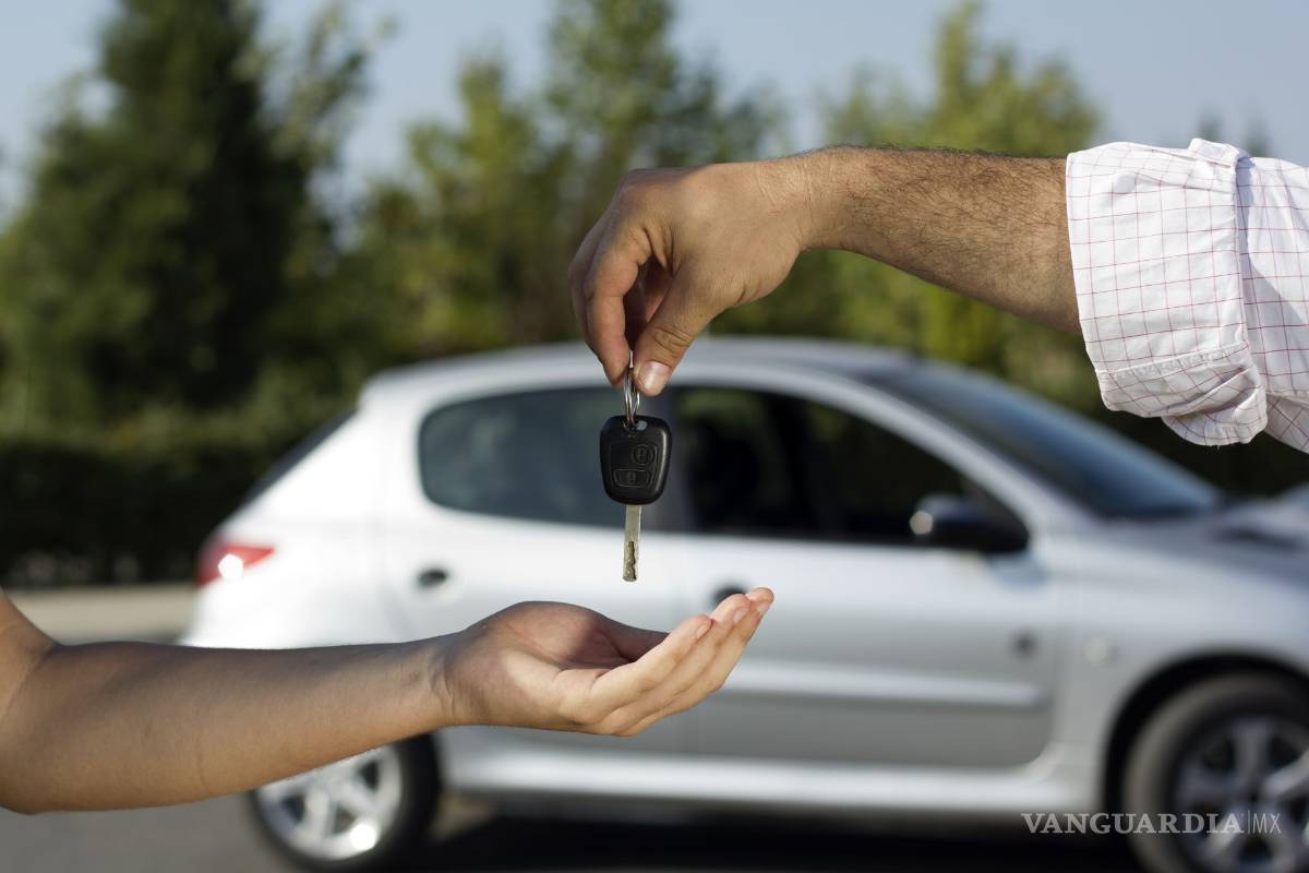 Por la pandemia, mexicanos venden sus autos o los compran usados para ser repartidores